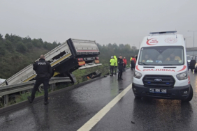 Tırın şarampole yuvarlandığı anlar kamerada