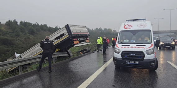 Tırın şarampole yuvarlandığı anlar kamerada