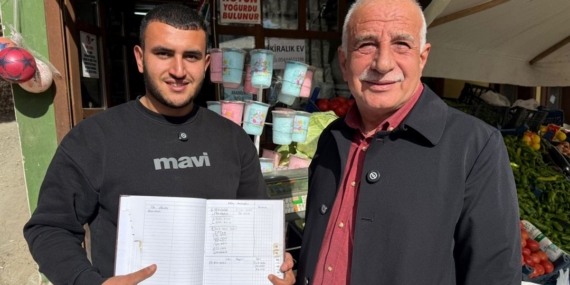 Tokat’ta hayırsever, bakkalın veresiye defterindeki borçları ödedi