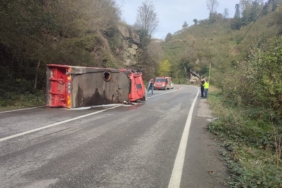 Trabzon'da itfaiye aracı devrildi