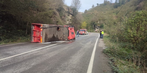 Trabzon’da itfaiye aracı devrildi