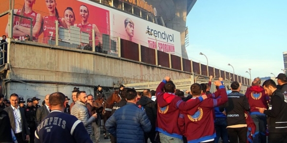 Trabzonspor taraftarı, derbi öncesi RAMS Park’a geldi