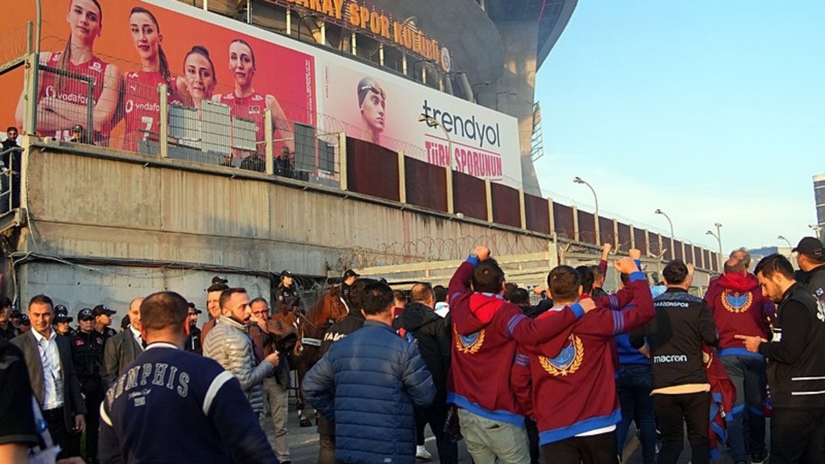 Trabzonspor taraftarı, derbi öncesi RAMS Park'a geldi