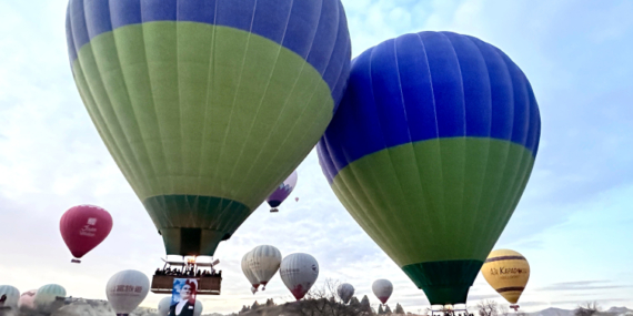 Türk bayrakları ve Atatürk posterleriyle anlamlı uçuş