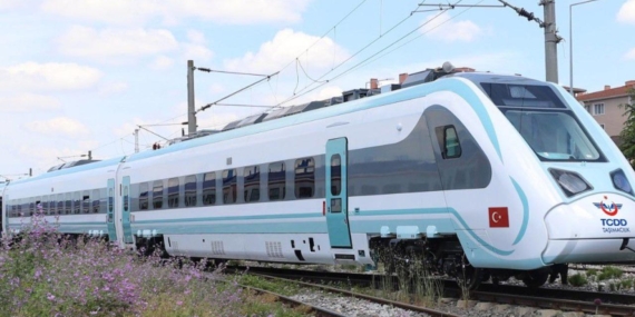 Türkiye’nin ilk milli hızlı treni raylara iniyor