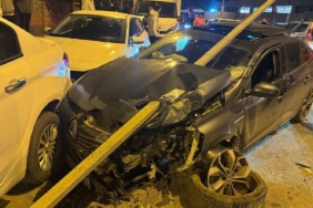 Ümraniye'de yön levhasına çarpan otomobilin sürücüsü yaralandı