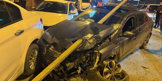 Ümraniye’de yön levhasına çarpan otomobilin sürücüsü yaralandı