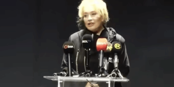 Ünlü sanatçı Muazzez Abacı’nın tabutuna sarılıp hüngür hüngür ağladı