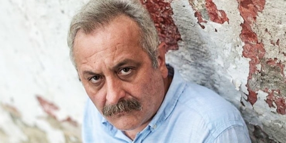 Ünlü yönetmenden ‘İnternetten parayla dua satıyordum’ itirafı