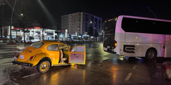 Uşak’ta otobüse arkadan çarpan otomobildeki 3 kişi yaralandı