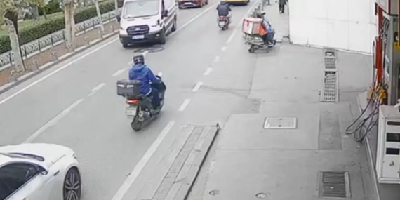 Üsküdar’da ambulansa yol veren motosikletliye otomobil çarptı