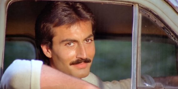 Usta oyuncu rol aldığı filmin afişini görünce çılgına döndü