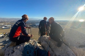 Van'da kayalıklarda mahsur kalan kişiyi AFAD ekipleri kurtardı