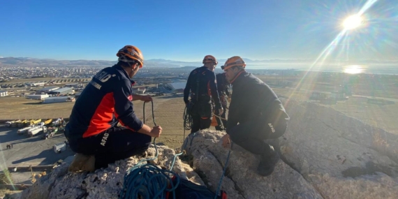 Van’da kayalıklarda mahsur kalan kişiyi AFAD ekipleri kurtardı