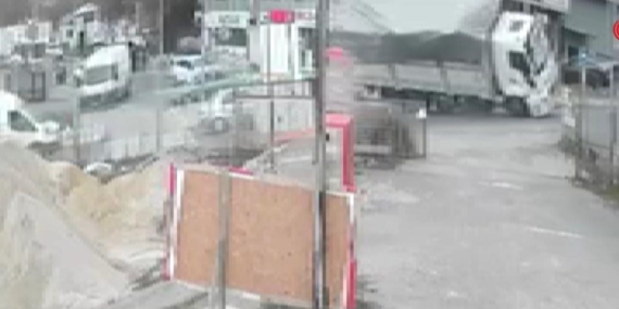 Virajı alamadı, tonlarca yükle yan yattı: O anlar kamerada