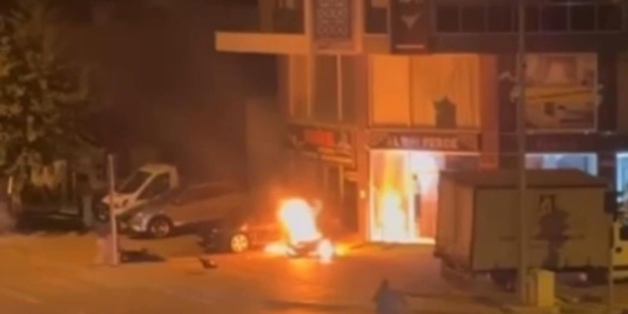 Yanan motosikletin sürücüsünü alevlerden çekip aldı