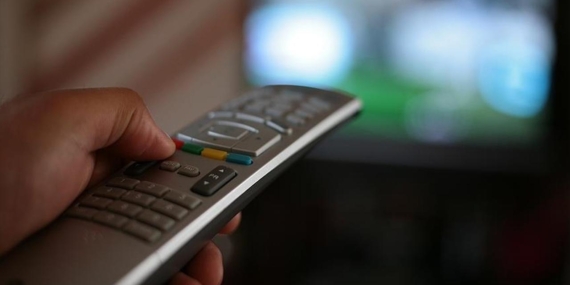 Yaşlılar günde 5 saati televizyon başında geçiriyor