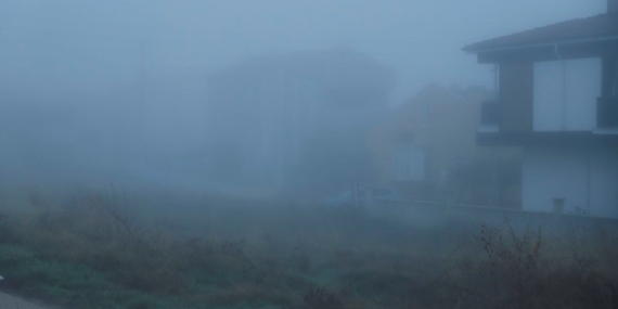 Yoğun sis etkili oldu: Binalar gözden kayboldu