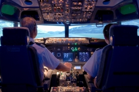 Yolcunun koltuğa sıkışan bilgisayarı, uçağa acil iniş yaptırdı