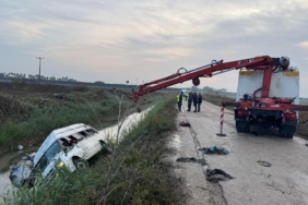 Adana'da minibüs sulama kanalına devrildi