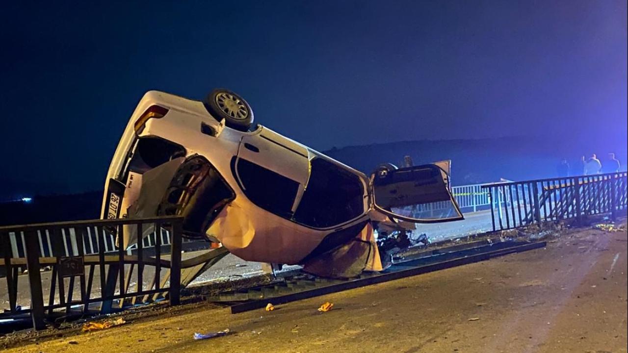 Afyonkarahisar'da otomobil köprü demirlerine çarptı: 1 ölü 3 yaralı