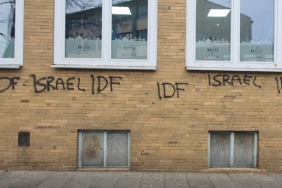 Almanyada iki Türk camisine düzenlenen saldırıda duvarlara İsrail ve IDF yazıldı