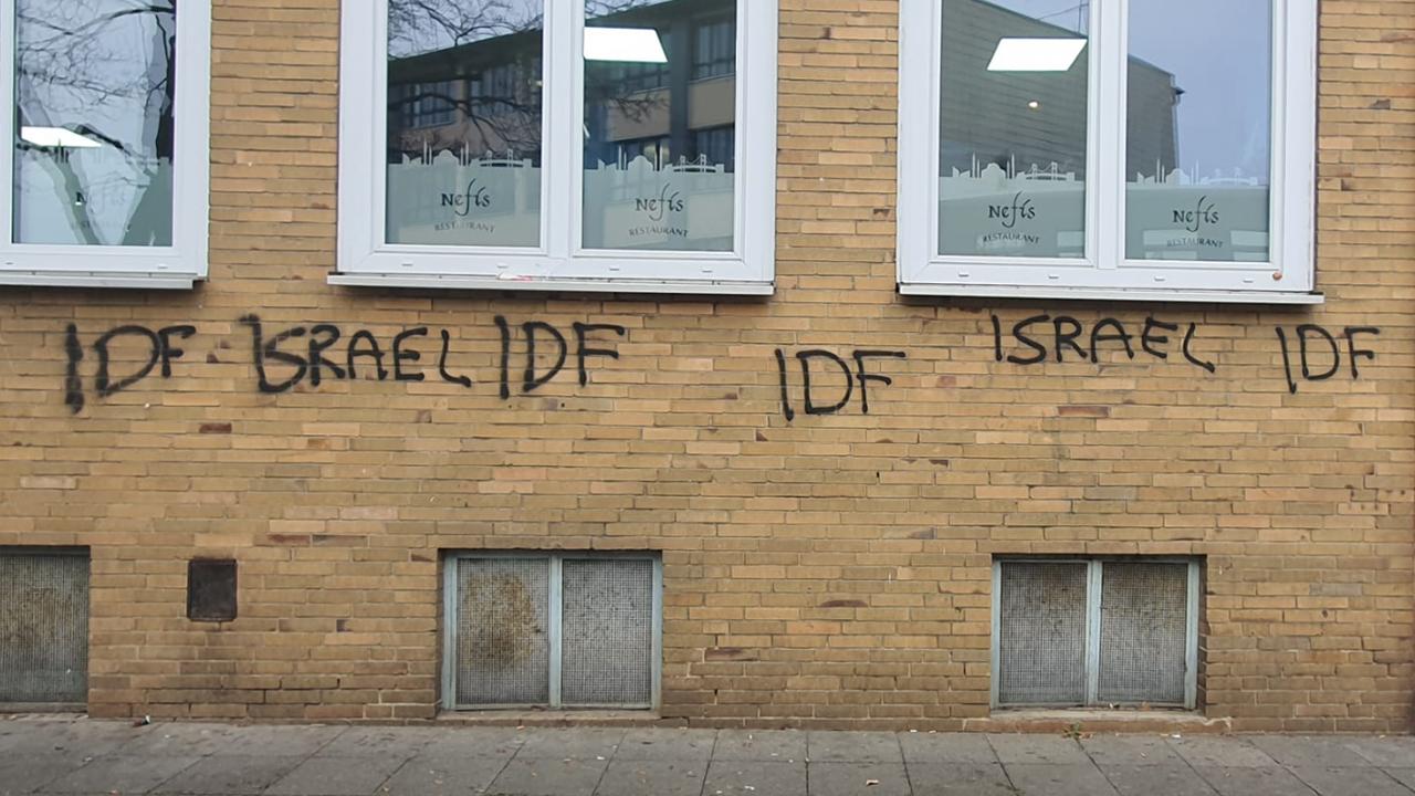 Almanyada iki Türk camisine düzenlenen saldırıda duvarlara İsrail ve IDF yazıldı