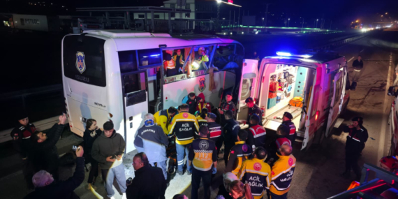 Amasya’da cezaevi aracı kaza yapan araçlara çarptı: 23 yaralı