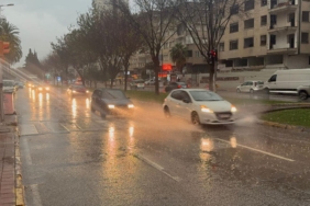 Antalya'da kuvvetli rüzgar ve sağanak etkili oluyor