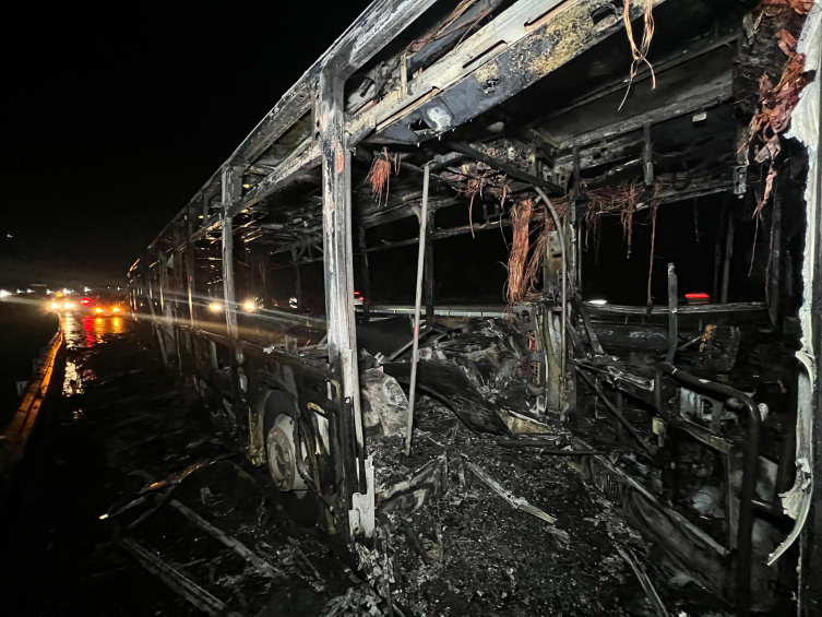 Arnavutköy'de seyir halindeki İETT otobüsü yandı