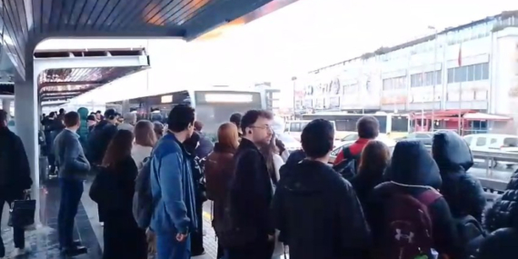 Avcılar’da metrobüs arızalandı: Duraklarda yoğunluk oluştu