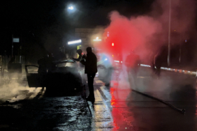 Bartın'da park halindeki araç küle döndü