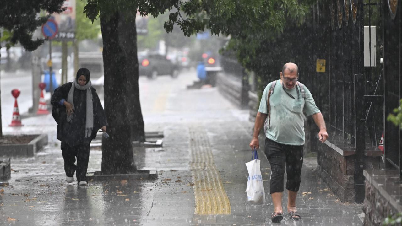 Batı Akdeniz için sağanak ve fırtına uyarısı