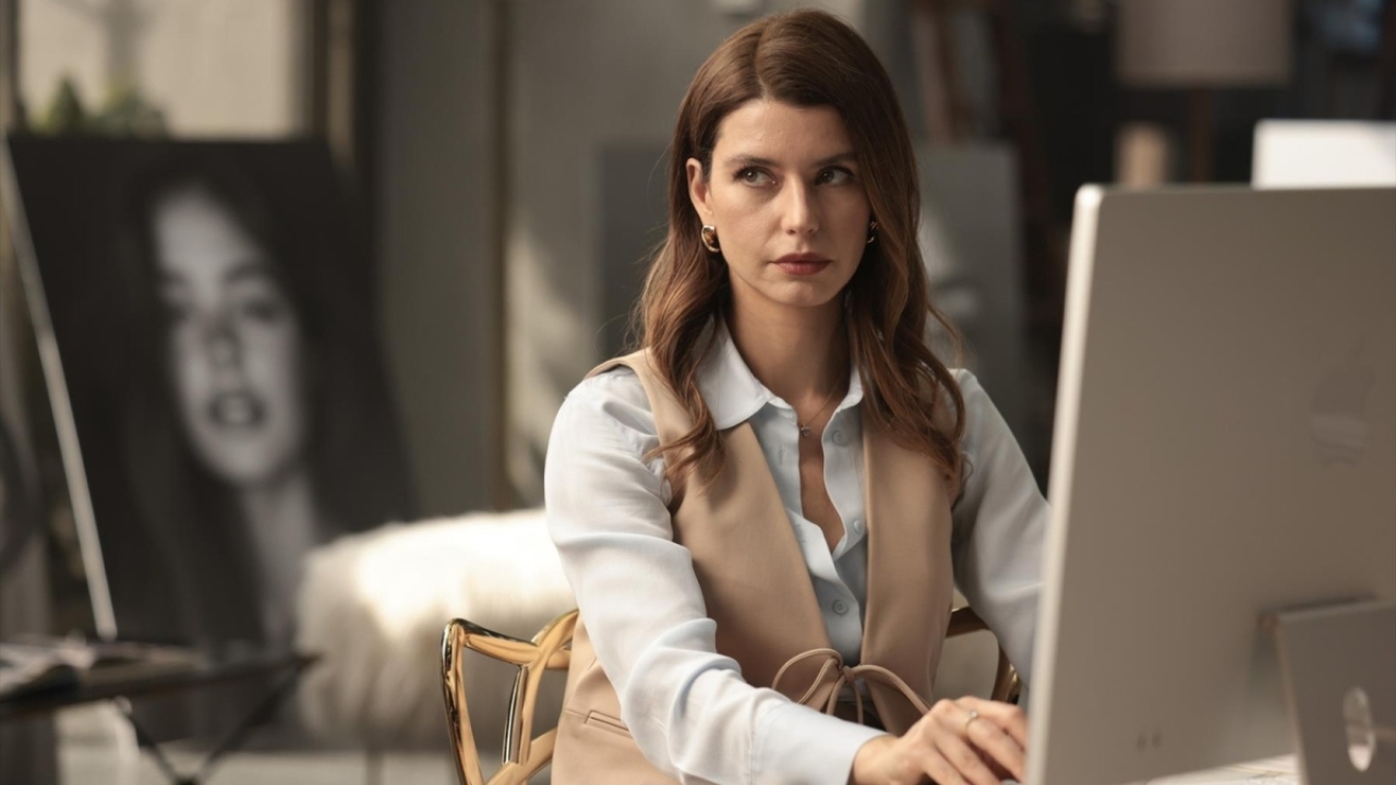 Beren Saat'li "Gizli Profil" Filmi Listeden Kaldırıldı