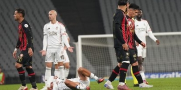 Beşiktaş'ta flaş sakatlık! Paulista maça devam edemedi