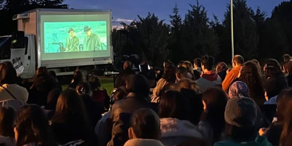 Bilge gençlik, açık hava sinema etkinliğinde buluştu