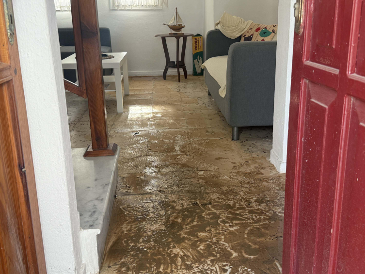 Bodrum'da isale hattı patladı: Caddeler göle döndü, evleri su bastı