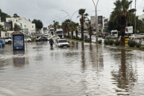 Bodrum'da sağanak: Rögarlar taştı, caddeler göle döndü