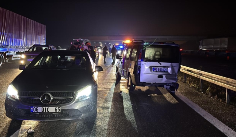 Bolu'da otomobil ile hafif ticari araç çarpıştı: 9 yaralı