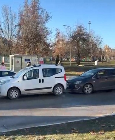 Buzlanan yolda 6 araç birbirine girdi