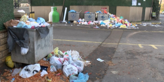 CHP’li belediyede işçiler greve başladı: Konteynerler çöple dolup taştı