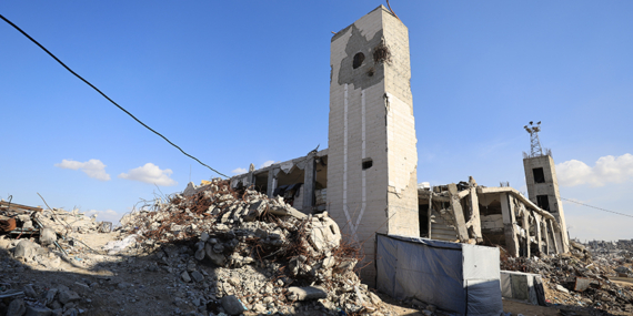 Cibaliya’daki yıkılmış camide hayata tutunuyorlar