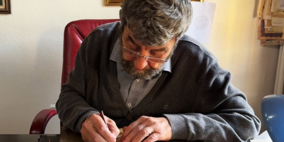 Emekli imam öğrendiği hat sanatında yeni ustalar yetiştiriyor