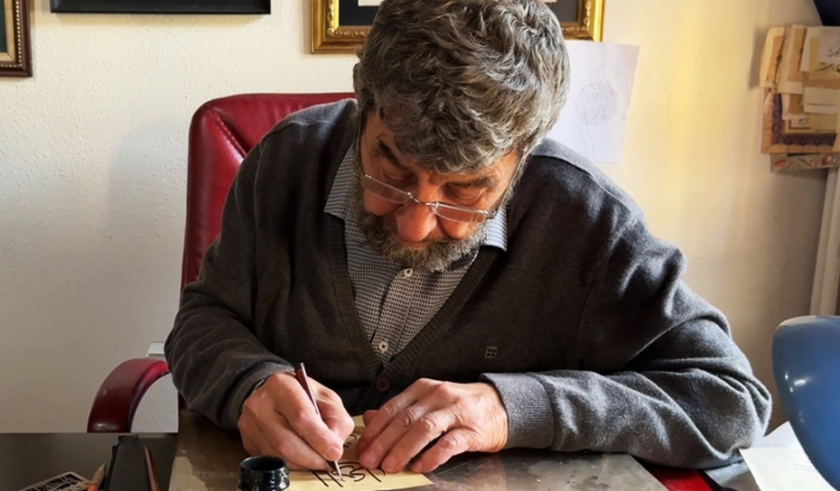 Emekli imam öğrendiği hat sanatında yeni ustalar yetiştiriyor