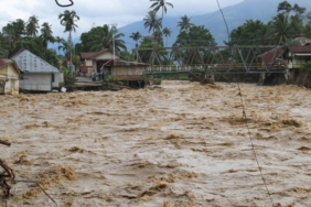 Endonezya'da şiddetli yağışların yol açtığı afetlerde ölenlerin sayısı 900'ü aştı