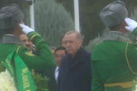 Erdoğan, Aşkabat'ta Tarafsızlık Anıtı'na çelenk koyma törenine katıldı