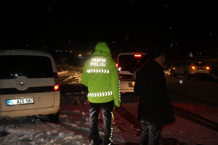 Erzincanda kar ve tipi nedeniyle yollar ulaşıma kapatıldı