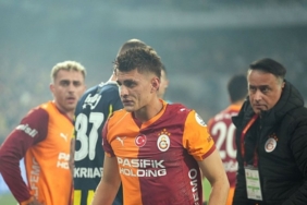 Fenerbahçe-Galatasaray derbisinde Kazımcan Karataş'a çakmak atan taraftar yakalandı