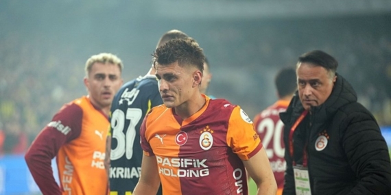 Fenerbahçe-Galatasaray derbisinde Kazımcan Karataş’a çakmak atan taraftar yakalandı