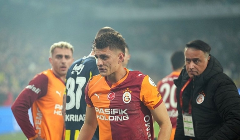 Fenerbahçe-Galatasaray derbisinde Kazımcan Karataş'a çakmak atan taraftar yakalandı